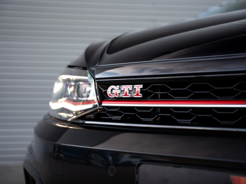 57118881-2.jpg
